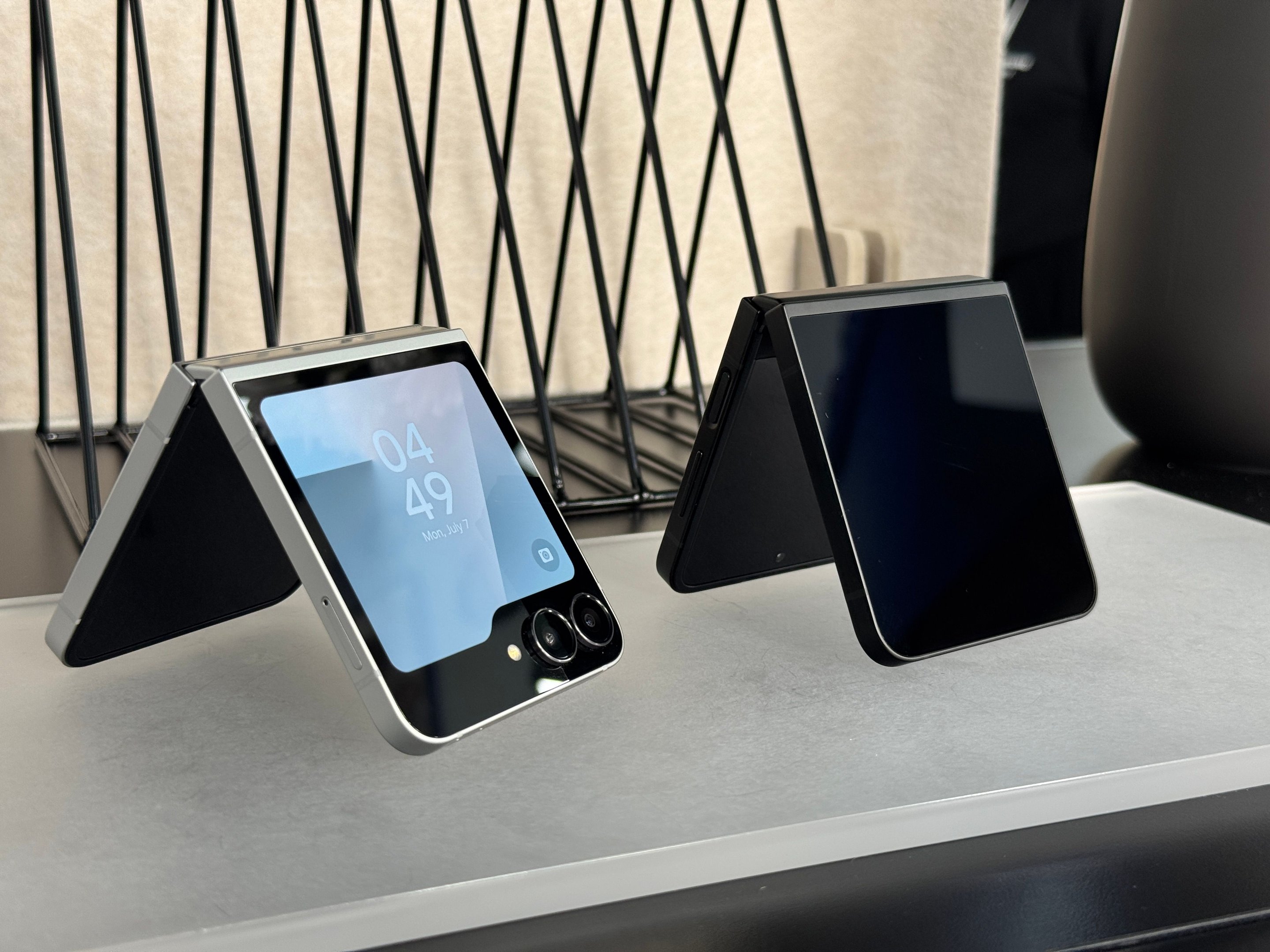 Galaxy Z Fold 7, Z Flip 7, dobrável baratinho e mais: resumão do Unpacked da Samsung A Samsung realizou hoje (9) uma nova edição do Galaxy Unpacked 2025, que aconteceu em Nova York (Estados Unidos), apresentando a sua próxima geração de celulares dobráveis. O Galaxy Z Fold 7 e o Galaxy Z Flip 7 chegam trazendo atualizações importantes e ganham a companhia de um novo integrante. celular-galaxy-z-flip-7-fe