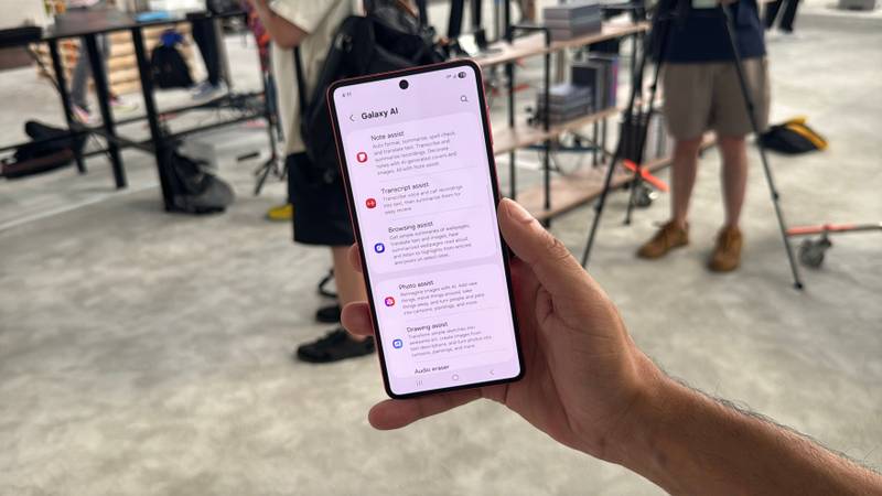 celular-da-samsung-com-galaxy-ai-aberta