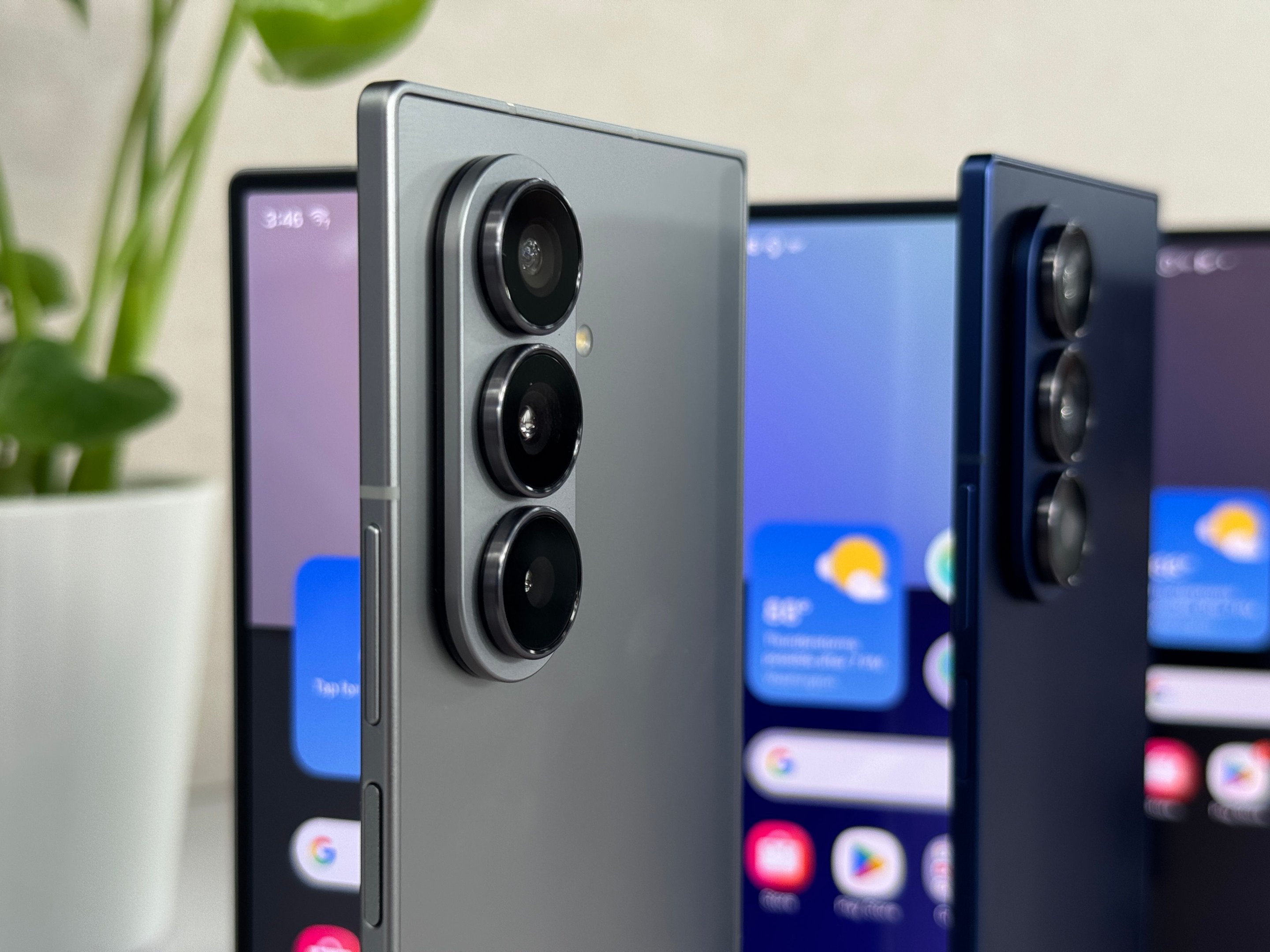 Galaxy Z Fold 7: novo celular pode ser dobrado 500 mil vezes sem receber nenhum dano Por mais que já estejam no mercado há algum tempo, os celulares dobráveis ainda enfrentam um pouco de desconfiança na durabilidade das dobras. Felizmente, a Samsung parece ter ouvido os feedbacks dos usuários e aumentou a quantidade de vezes que os clientes podem dobrar o Galaxy Z Fold 7 para 500 mil dobras. Galaxy Z Fold 7 câmeras.JPG