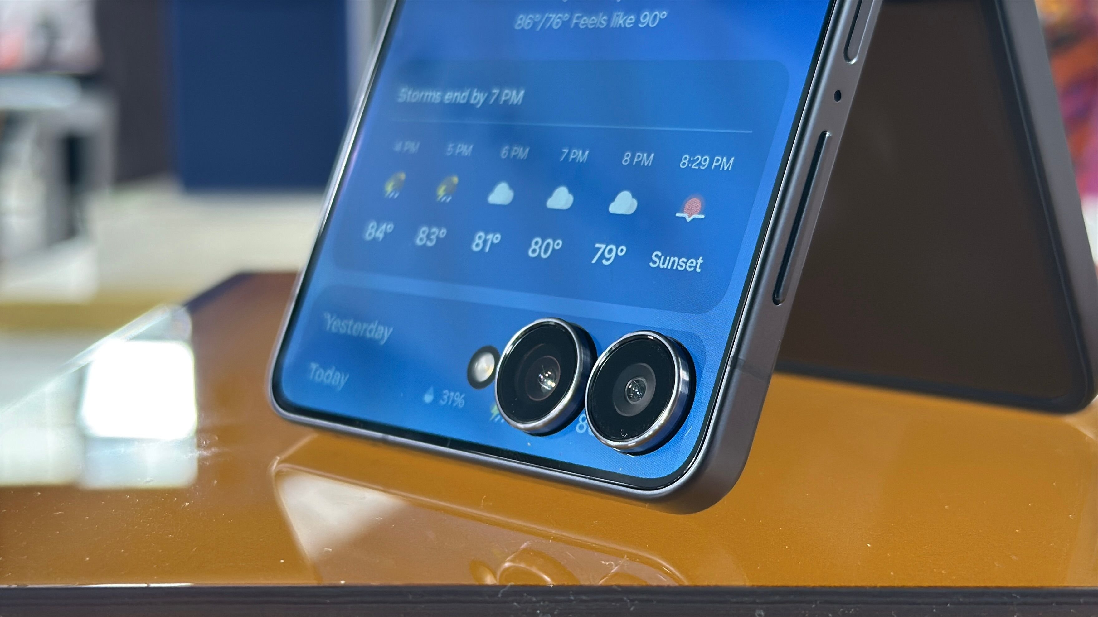 One UI 8 é oficialmente lançada com novo visual, mais funções de IA e mais personalização A One UI 8 foi lançada oficialmente nesta quarta-feira (09). Baseada no Android 16, a nova versão do sistema da Samsung chega com refinamentos na experiência do usuário, mais funcionalidades para telas dobráveis e recursos inéditos em ferramentas do Google, como o Gemini Live e o Circular para Pesquisar. Galaxy Z Flip 7 câmeras.jpg