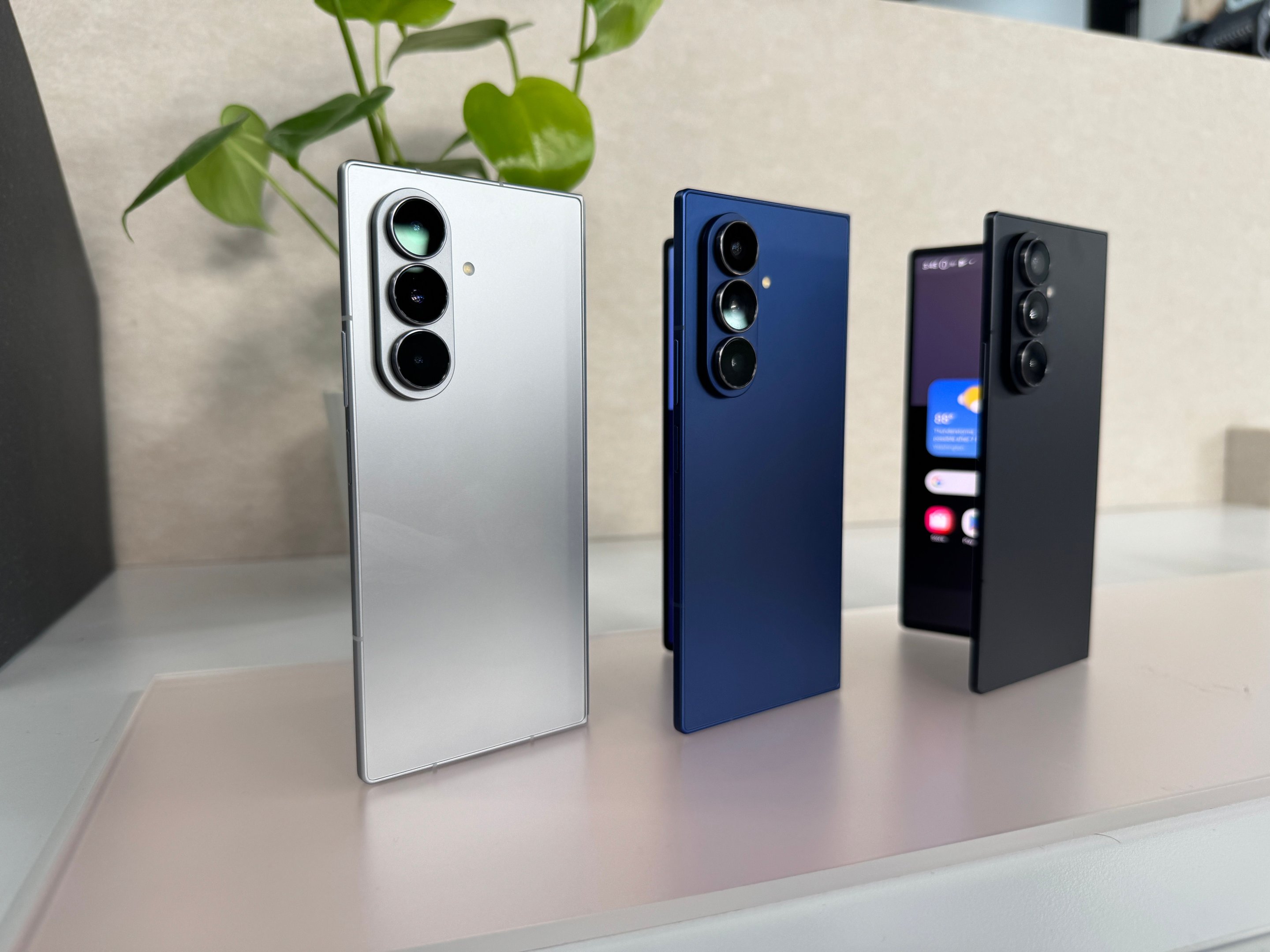 One UI 8 é oficialmente lançada com novo visual, mais funções de IA e mais personalização A One UI 8 foi lançada oficialmente nesta quarta-feira (09). Baseada no Android 16, a nova versão do sistema da Samsung chega com refinamentos na experiência do usuário, mais funcionalidades para telas dobráveis e recursos inéditos em ferramentas do Google, como o Gemini Live e o Circular para Pesquisar. galaxy-z-fold-7