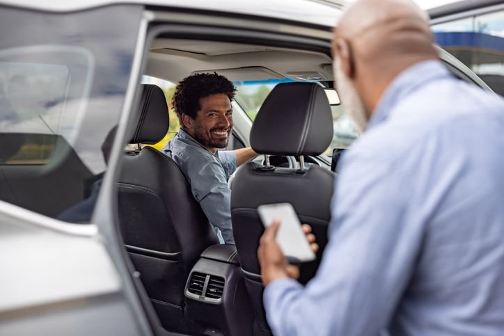 Uber lança conta sênior para idosos em todo o Brasil; saiba como usar a modalidade A Uber liberou a conta sênior para usuários de todo o Brasil, nesta quinta-feira (10), expandindo o acesso à modalidade que estreou no mercado nacional no início de junho. Com a versão, pessoas mais velhas têm uma experiência de mobilidade “mais simples e intuitiva”, como explicou a empresa. homem-entrando-no-uber