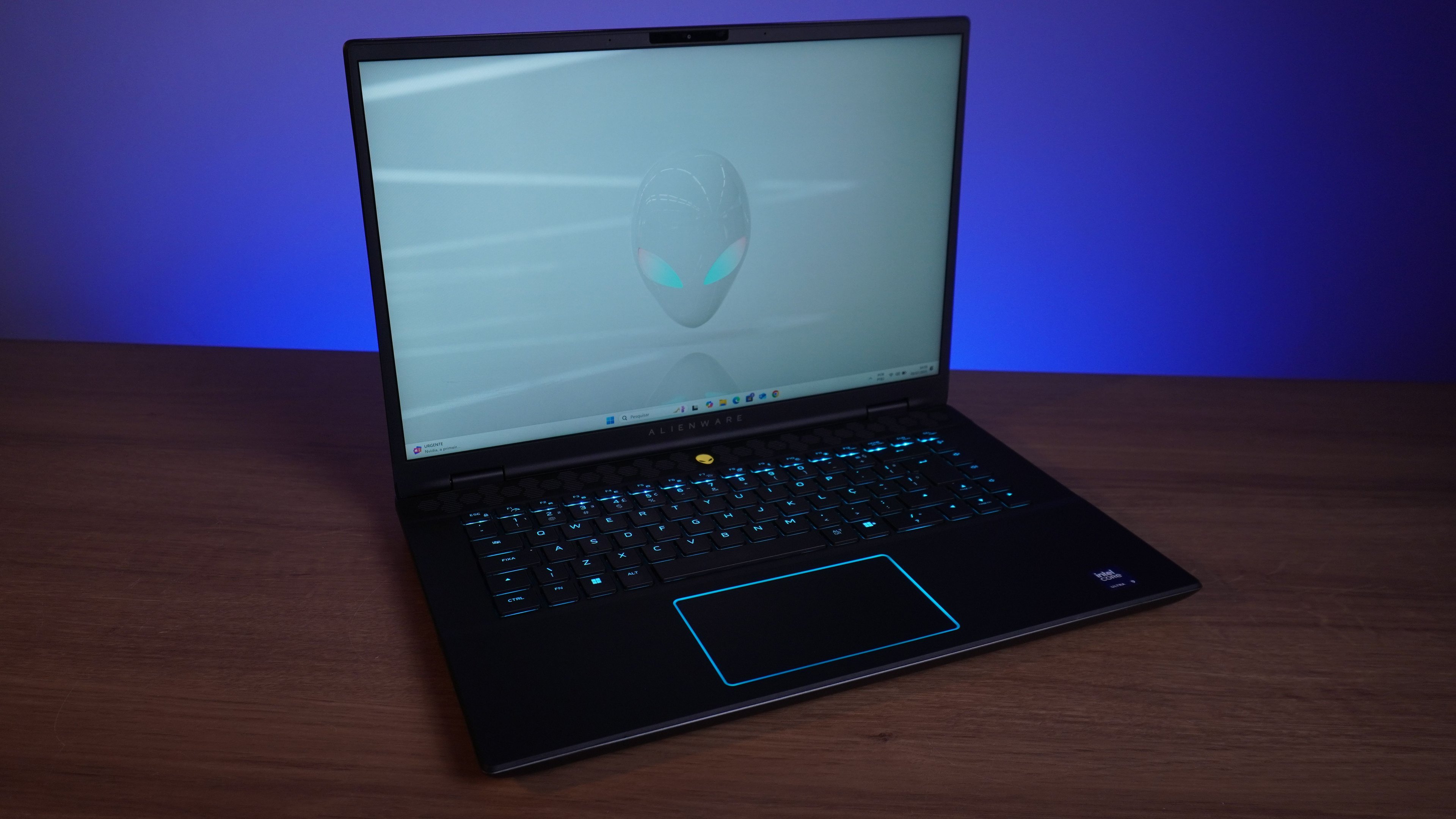 Review: Alienware m16 R2 é a evolução que queríamos na linha de notebooks gamer No mercado de notebooks gamer de alto desempenho, a Dell continua como uma das marcas mais proeminentes no mercado brasileiro. Ao longo dos anos testando inúmeros notebooks da empresa, o lançamento do Alienware m16 R2 é possivelmente a melhor versão dos laptops entusiastas da companhia. design-do-alienware-m16-r2
