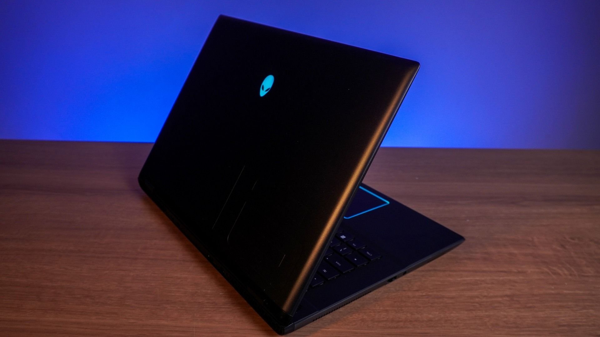 Review: Alienware m16 R2 é a evolução que queríamos na linha de notebooks gamer No mercado de notebooks gamer de alto desempenho, a Dell continua como uma das marcas mais proeminentes no mercado brasileiro. Ao longo dos anos testando inúmeros notebooks da empresa, o lançamento do Alienware m16 R2 é possivelmente a melhor versão dos laptops entusiastas da companhia. chassi-do-alienware-m16-r2
