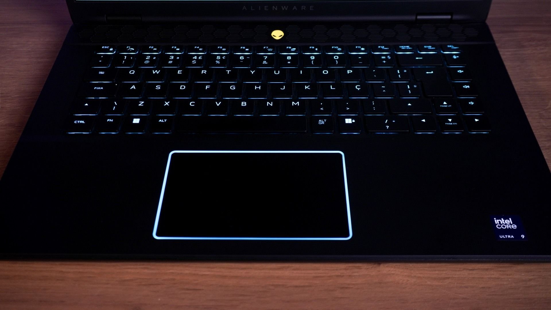 Review: Alienware m16 R2 é a evolução que queríamos na linha de notebooks gamer No mercado de notebooks gamer de alto desempenho, a Dell continua como uma das marcas mais proeminentes no mercado brasileiro. Ao longo dos anos testando inúmeros notebooks da empresa, o lançamento do Alienware m16 R2 é possivelmente a melhor versão dos laptops entusiastas da companhia. alienware-m16-r2-teclado-touchpad