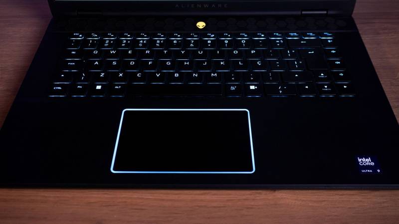 alienware-m16-r2-teclado-touchpad