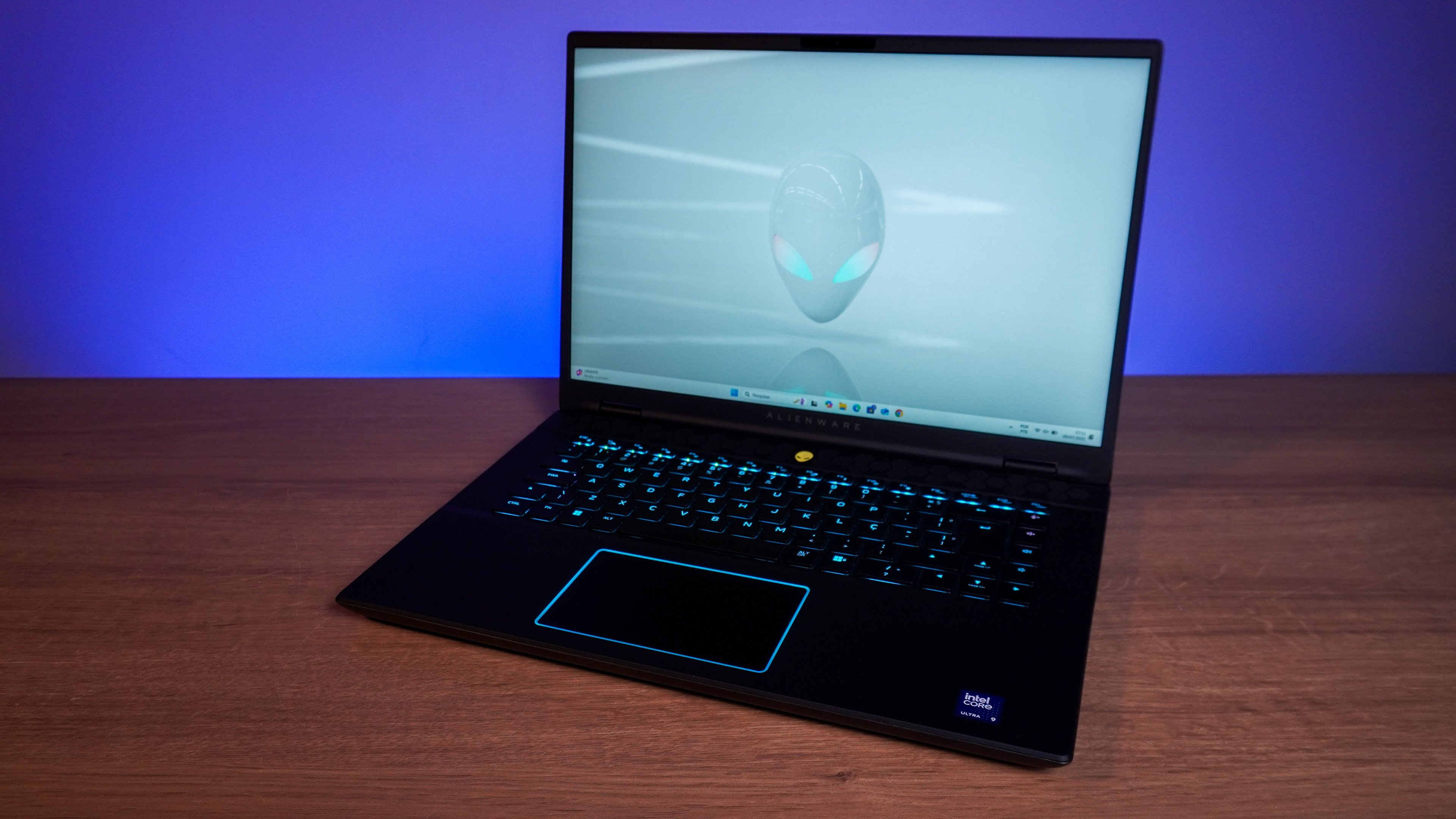 Review: Alienware m16 R2 é a evolução que queríamos na linha de notebooks gamer No mercado de notebooks gamer de alto desempenho, a Dell continua como uma das marcas mais proeminentes no mercado brasileiro. Ao longo dos anos testando inúmeros notebooks da empresa, o lançamento do Alienware m16 R2 é possivelmente a melhor versão dos laptops entusiastas da companhia. visual-do-alienware-m16-r2