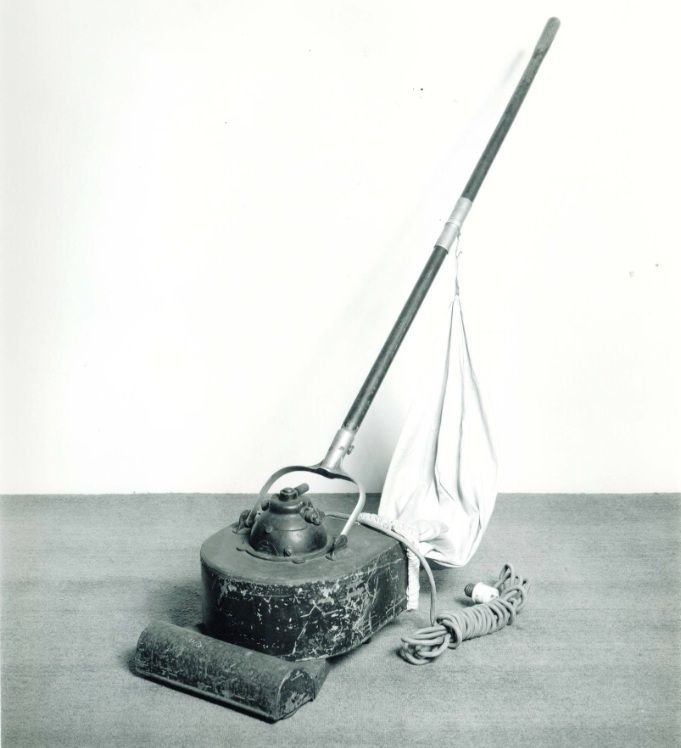 A história e a evolução do aspirador de pó, um dos eletrodomésticos mais úteis do lar Responsável por tarefas que vão desde tirar a sujeira superficialmente até faxinas mais pesadas, o aspirador de pó é um item visto como praticamente indispensável por muita gente em casa. Seja no formato tradicional e totalmente manual quanto no automatizado, como os aspiradores robôs, esse produto de função bastante específica hoje existe de forma variada na indústria, em todos os tamanhos e incluindo até modelos premium com tecnologias de ponta. A história e a evolução do aspirador de pó, um dos eletrodomésticos mais úteis do lar