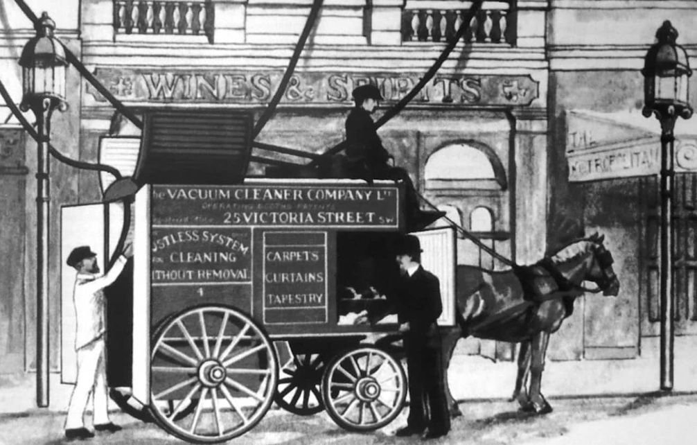 A história e a evolução do aspirador de pó, um dos eletrodomésticos mais úteis do lar Responsável por tarefas que vão desde tirar a sujeira superficialmente até faxinas mais pesadas, o aspirador de pó é um item visto como praticamente indispensável por muita gente em casa. Seja no formato tradicional e totalmente manual quanto no automatizado, como os aspiradores robôs, esse produto de função bastante específica hoje existe de forma variada na indústria, em todos os tamanhos e incluindo até modelos premium com tecnologias de ponta. 2025_0711%_h2658.jpg