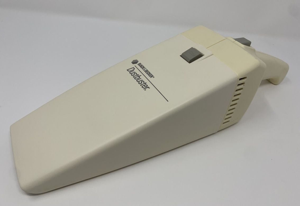 A história e a evolução do aspirador de pó, um dos eletrodomésticos mais úteis do lar Responsável por tarefas que vão desde tirar a sujeira superficialmente até faxinas mais pesadas, o aspirador de pó é um item visto como praticamente indispensável por muita gente em casa. Seja no formato tradicional e totalmente manual quanto no automatizado, como os aspiradores robôs, esse produto de função bastante específica hoje existe de forma variada na indústria, em todos os tamanhos e incluindo até modelos premium com tecnologias de ponta. A história e a evolução do aspirador de pó, um dos eletrodomésticos mais úteis do lar