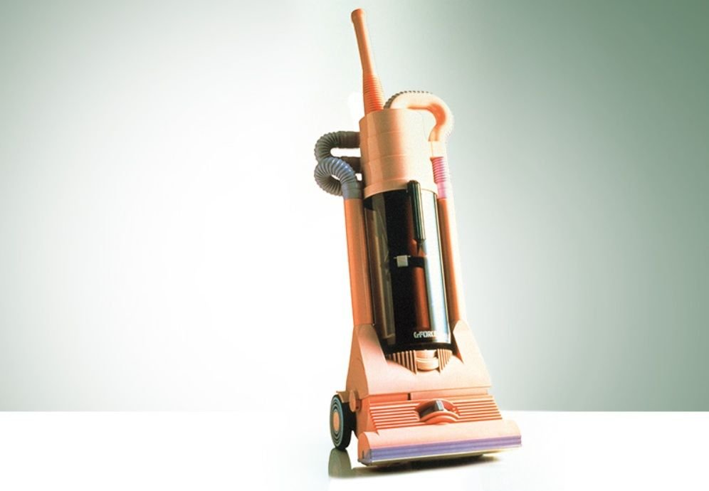 A história e a evolução do aspirador de pó, um dos eletrodomésticos mais úteis do lar Responsável por tarefas que vão desde tirar a sujeira superficialmente até faxinas mais pesadas, o aspirador de pó é um item visto como praticamente indispensável por muita gente em casa. Seja no formato tradicional e totalmente manual quanto no automatizado, como os aspiradores robôs, esse produto de função bastante específica hoje existe de forma variada na indústria, em todos os tamanhos e incluindo até modelos premium com tecnologias de ponta. A história e a evolução do aspirador de pó, um dos eletrodomésticos mais úteis do lar