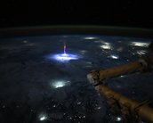 'Duendes vermelhos': astronauta da NASA a bordo da ISS registra forma rara de raio