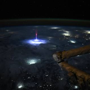 Imagem de 'Duendes vermelhos': astronauta da NASA a bordo da ISS registra forma rara de raio