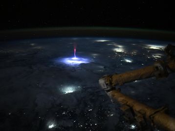 'Duendes vermelhos': astronauta da NASA a bordo da ISS registra forma rara de raio