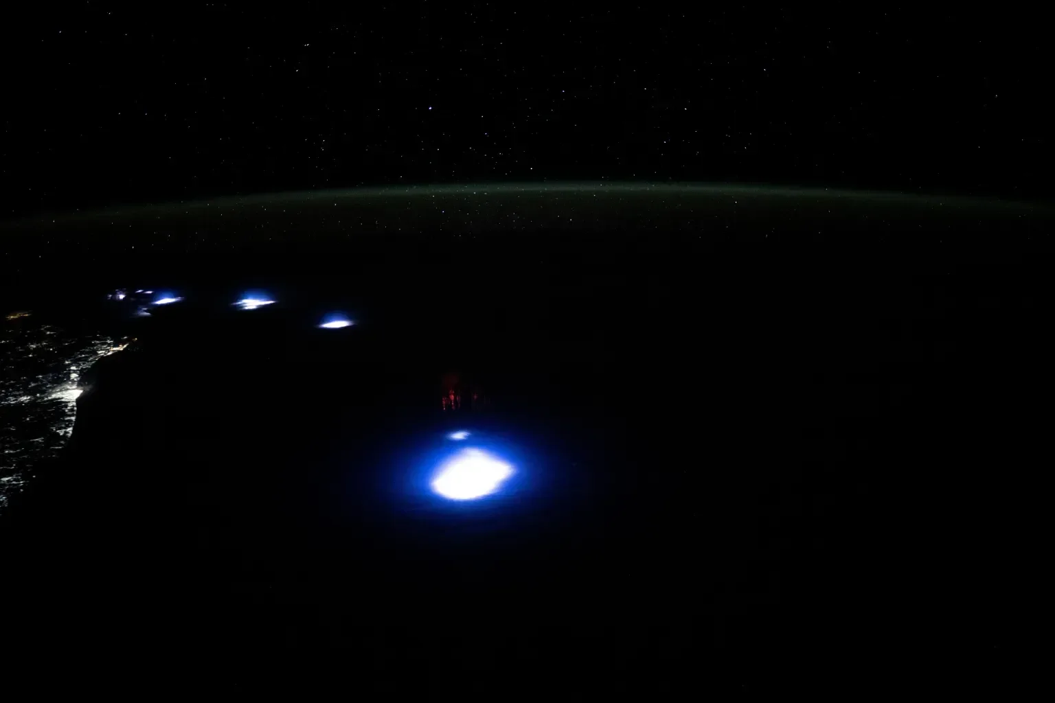 'Duendes vermelhos': astronauta da NASA a bordo da ISS registra forma rara de raio A imagem de um fenômeno raro registrado pela astronauta Nichole Ayers viralizou no X, na última semana, mostrando um raio conhecido como “red sprites”, ou “duendes vermelhos” em tradução livre. A foto foi feita a bordo da Estação Espacial Internacional (ISS), que proporcionou uma visão privilegiada do evento. foto-do-raio-red-sprite