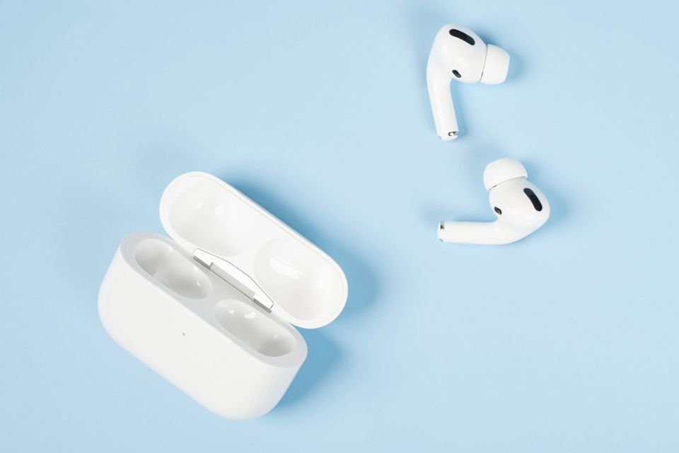 Fones e relógios com até 67% OFF na Netshoes para acompanhar suas atividades físicas Na hora de se exercitar, contar com um bom fone de ouvido e um smartwatch faz toda a diferença. Enquanto os fones garantem mais motivação e foco com suas playlists favoritas, os relógios inteligentes monitoram seus treinos, frequência cardíaca, sono e muito mais, facilitando o acompanhamento do seu progresso diário. fones-e-relogios-em-oferta-na-netshoes.jpg