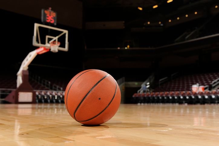Jogador de basquete russo é preso por suspeita de envolvimento com grupo de ransomware O jogador de basquete Daniil Kasatkin foi preso em Paris (França) por suspeita de envolvimento com um grupo de ransomware. A detenção aconteceu no dia 21 de junho, quando o atleta russo chegava ao aeroporto Charles De Gaulle, mas o caso teve os detalhes divulgados apenas na última quarta-feira (9). bola-de-basquete-no-chao-da-quadra