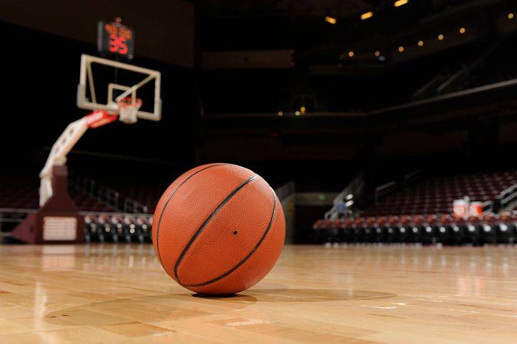 bola-de-basquete-no-chao-da-quadra