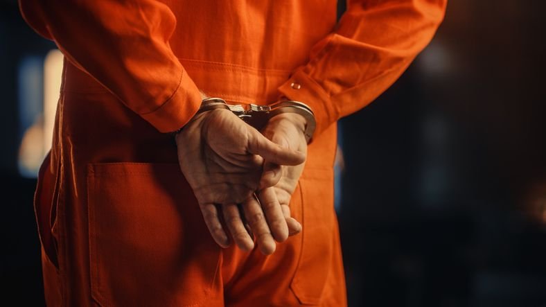Jogador de basquete russo é preso por suspeita de envolvimento com grupo de ransomware O jogador de basquete Daniil Kasatkin foi preso em Paris (França) por suspeita de envolvimento com um grupo de ransomware. A detenção aconteceu no dia 21 de junho, quando o atleta russo chegava ao aeroporto Charles De Gaulle, mas o caso teve os detalhes divulgados apenas na última quarta-feira (9). homem-com-as-maos-algemadas-para-tras