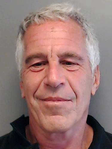 Vídeo que mostra cela de Jeffrey Epstein pode ter sido modificado, aponta investigação O vídeo que mostra imagens gravadas perto da cela do empresário Jeffrey Epstein horas antes da sua morte, em 2019, pode ter sido modificado. É o que aponta uma análise de metadados feita por especialistas forenses, cujos detalhes foram divulgados pela Wired nesta sexta-feira (11). jeffrey-epstein