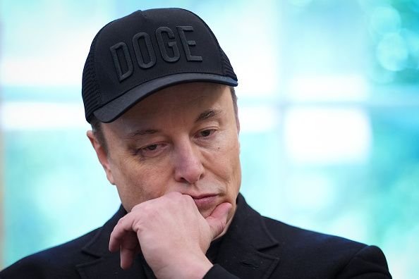 elon-musk-com-a-mao-no-queixo