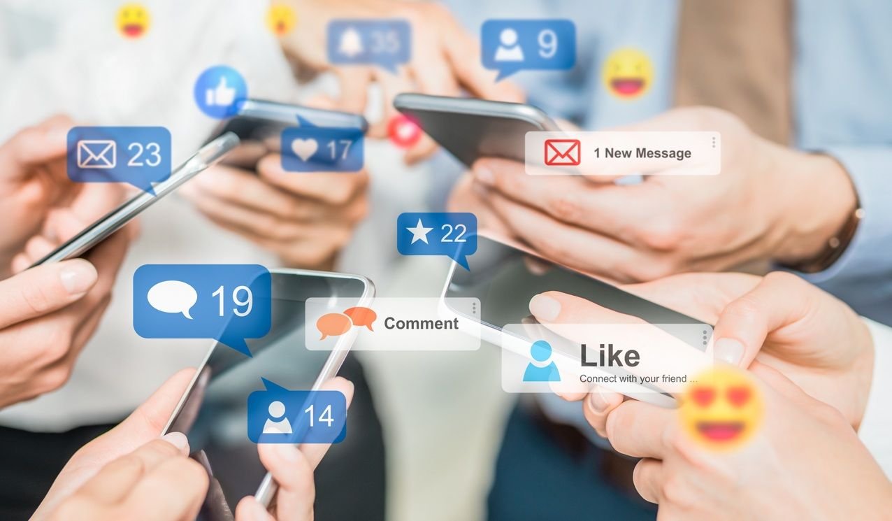 Redes sociais: o que são, como funcionam e as mais populares Para muitas pessoas, as redes sociais são praticamente o sinônimo de entrar na internet atualmente. É natural passar boa parte do dia conectado apenas a esses serviços de conexão com outros usuários e consumo de conteúdo personalizado. Redes sociais: o que são, como funcionam e as mais populares