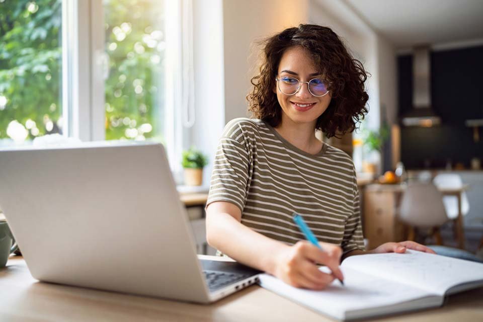 DIO Global Vitalício com curso de inglês está com 80% de desconto; saiba mais A DIO.me está oferecendo um descontaço no DIO Global Vitalício, modalidade que dá acesso a centenas de cursos com certificado e muito mais. A plataforma de ensino online tem uma grande variedade de recursos para quem já atua ou está em busca de uma porta de entrada para carreira no setor. ead-estudo-distancia-getty-images-02-960x640.jpg