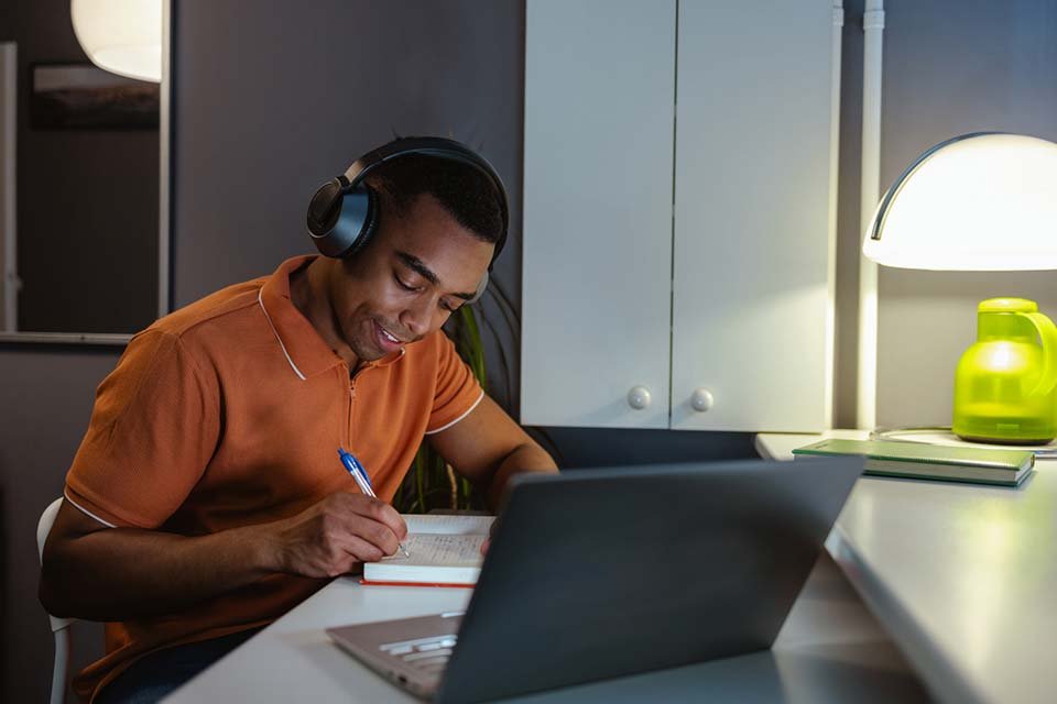 DIO Global Vitalício com curso de inglês está com 80% de desconto; saiba mais A DIO.me está oferecendo um descontaço no DIO Global Vitalício, modalidade que dá acesso a centenas de cursos com certificado e muito mais. A plataforma de ensino online tem uma grande variedade de recursos para quem já atua ou está em busca de uma porta de entrada para carreira no setor. ead-estudo-distancia-getty-images-01-960x640.jpg