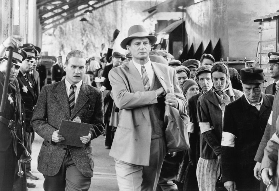 Filmes de Drama: características, origens e tudo sobre o gênero O drama é um dos gêneros mais antigos e respeitados do cinema, conhecido por explorar emoções humanas profundas e conflitos que tocam o coração do público. Seja em histórias de superação, perdas dolorosas ou dilemas morais, os filmes dramáticos têm o poder de provocar reflexão e empatia. lista-drama.jpg