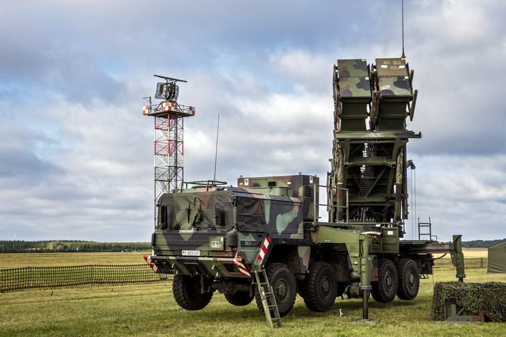 Patriot: conheça o sistema de defesa aéreo que vai defender a Ucrânia dos drones russos A Ucrânia vai receber uma série de novos armamentos enviados pelos Estados Unidos para se defender na guerra contra a Rússia, conforme anunciou o presidente Donald Trump na segunda-feira (14). Entre eles, está o sistema de defesa aérea Patriot, considerado um dos mais avançados do mundo. sistema-de-defesa-area-patriot