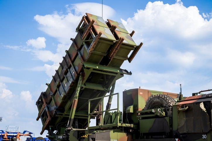 Patriot: conheça o sistema de defesa aéreo que vai defender a Ucrânia dos drones russos A Ucrânia vai receber uma série de novos armamentos enviados pelos Estados Unidos para se defender na guerra contra a Rússia, conforme anunciou o presidente Donald Trump na segunda-feira (14). Entre eles, está o sistema de defesa aérea Patriot, considerado um dos mais avançados do mundo. sistema-de-defesa-area-patriot
