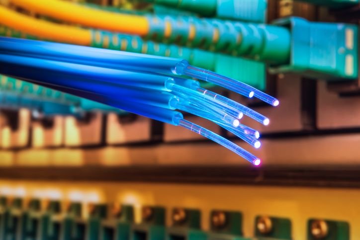 Petabits por segundo: pesquisadores quebram recorde mundial de velocidade de internet no Japão Pesquisadores do Instituto Nacional de Tecnologia da Informação e Comunicação do Japão (NCIT) registraram um novo recorde mundial de velocidade de internet, alcançando a taxa de transmissão de dados de 1,02 petabits por segundo via cabos de fibra óptica. Detalhes do experimento foram apresentados recentemente. cabos-de-fibra-optica