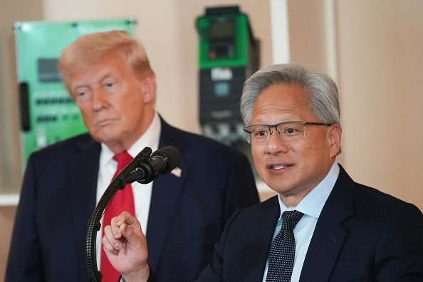 Nvidia e AMD vão voltar a vender chips de IA para empresas da China A Nvidia revelou na segunda-feira (14) que pretende retomar a venda do chip de inteligência artificial H20 para as empresas chinesas em breve, após receber autorização do presidente dos Estados Unidos, Donald Trump, na última semana. O mesmo tipo de garantia foi dado à AMD, de acordo com informações da Bloomberg. donald-trump-ao-lado-de-jensen-huang