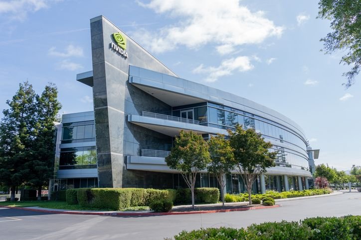Nvidia e AMD vão voltar a vender chips de IA para empresas da China A Nvidia revelou na segunda-feira (14) que pretende retomar a venda do chip de inteligência artificial H20 para as empresas chinesas em breve, após receber autorização do presidente dos Estados Unidos, Donald Trump, na última semana. O mesmo tipo de garantia foi dado à AMD, de acordo com informações da Bloomberg. predio-com-logo-da-nvidia