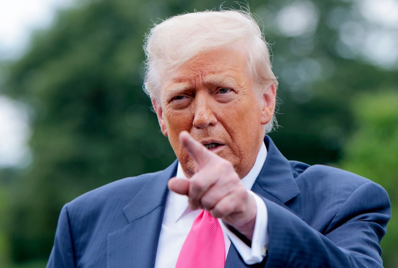 Trump anuncia tarifa de 100% para importação de chips semicondutores Os Estados Unidos vão impor uma tarifa de 100% sobre a importação de semicondutores, anunciou Donald Trump nesta quarta-feira (06). A taxa será aplicada com uma exceção: empresas que já possuem fábricas no país ou estão formalmente comprometidas com sua construção ficarão isentas da cobrança. donald-trump-apontando