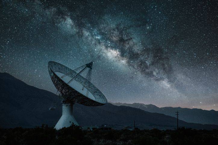 radiotelescopio-apontado-para-o-ceu-noturno