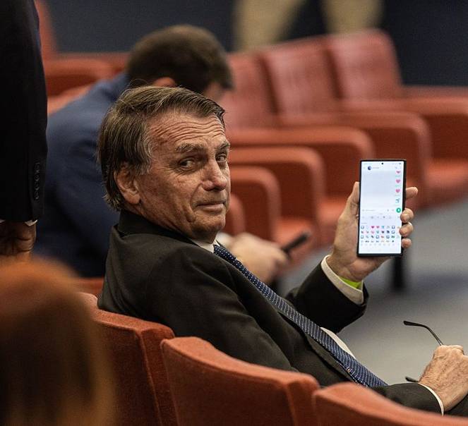 Imagem de Bolsonaro proibido de acessar redes e com tornozeleira eletrônica