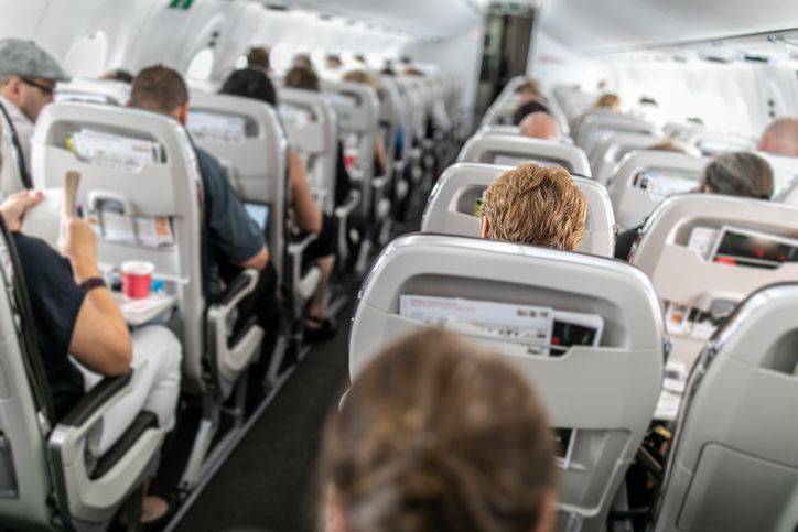 passageiros-no-interior-do-aviao