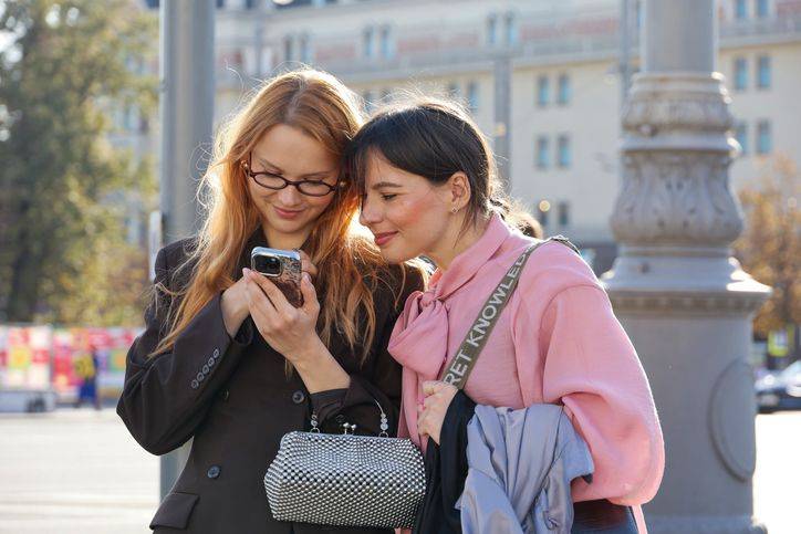 duas-mulheres-olhando-para-a-tela-do-celular