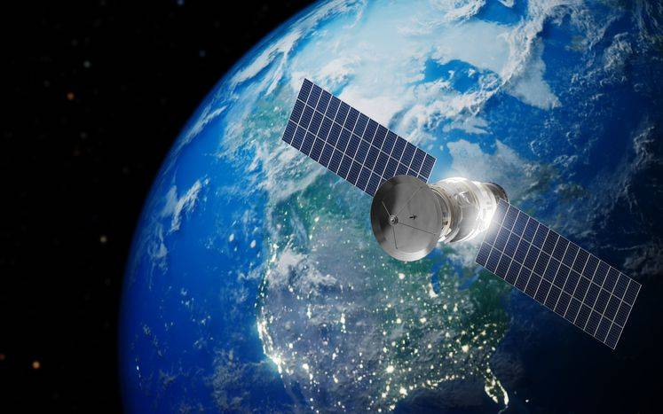 satelite-no-espaco