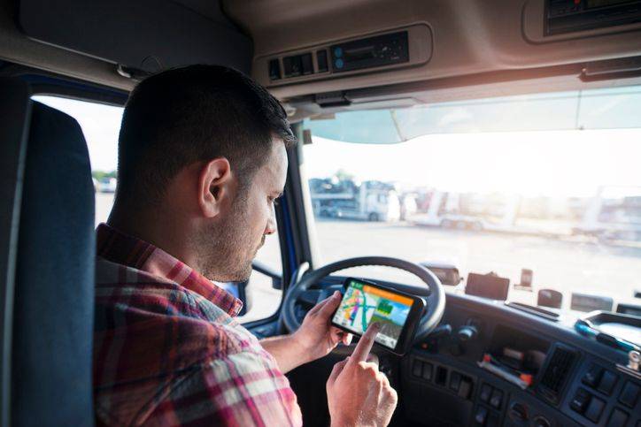 motorista-procurando-endereco-no-gps