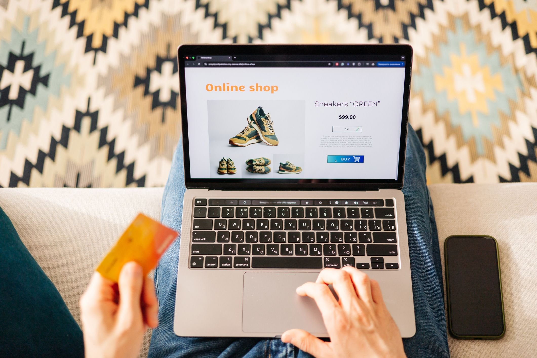 Como abrir uma loja virtual: estratégias e dicas essenciais Abrir uma loja virtual pode ser o primeiro passo para transformar uma ideia em um negócio lucrativo no mundo digital. pessoa-navegando-em-loja-online-pelo-notebook-com-cartao-de-credito-na-mão-wix-sites