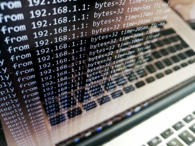 Polícia prende hacker que coordenou e transmitiu ao vivo ataque a site do TJRS Um hacker acusado de realizar ataque cibernético ao Tribunal de Justiça do Rio Grande do Sul (TJRS) foi preso em Guarabira, na Paraíba, nesta terça-feira (22). O homem transmitiu a ação ao vivo por meio de um canal na deep web, segundo a investigação, oferecendo dinheiro para quem o auxiliasse. tela-de-notebook-com-prompt-de-comando