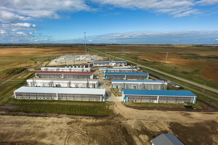 Data centers: as infraestruturas estão causando problemas em várias cidades A OpenAI e a Oracle anunciaram na última terça-feira (22) planos para adicionar mais 4,5 GW de capacidade ao projeto Stargate, que poderá chegar a 10 GW em data centers de IA e US$ 500 bilhões (R$ 2,78 trilhões pela cotação do dia) em investimentos. A iniciativa objetiva manter os Estados Unidos na luta pela liderança em inteligência artificial. data-center-de-ia-em-area-rural