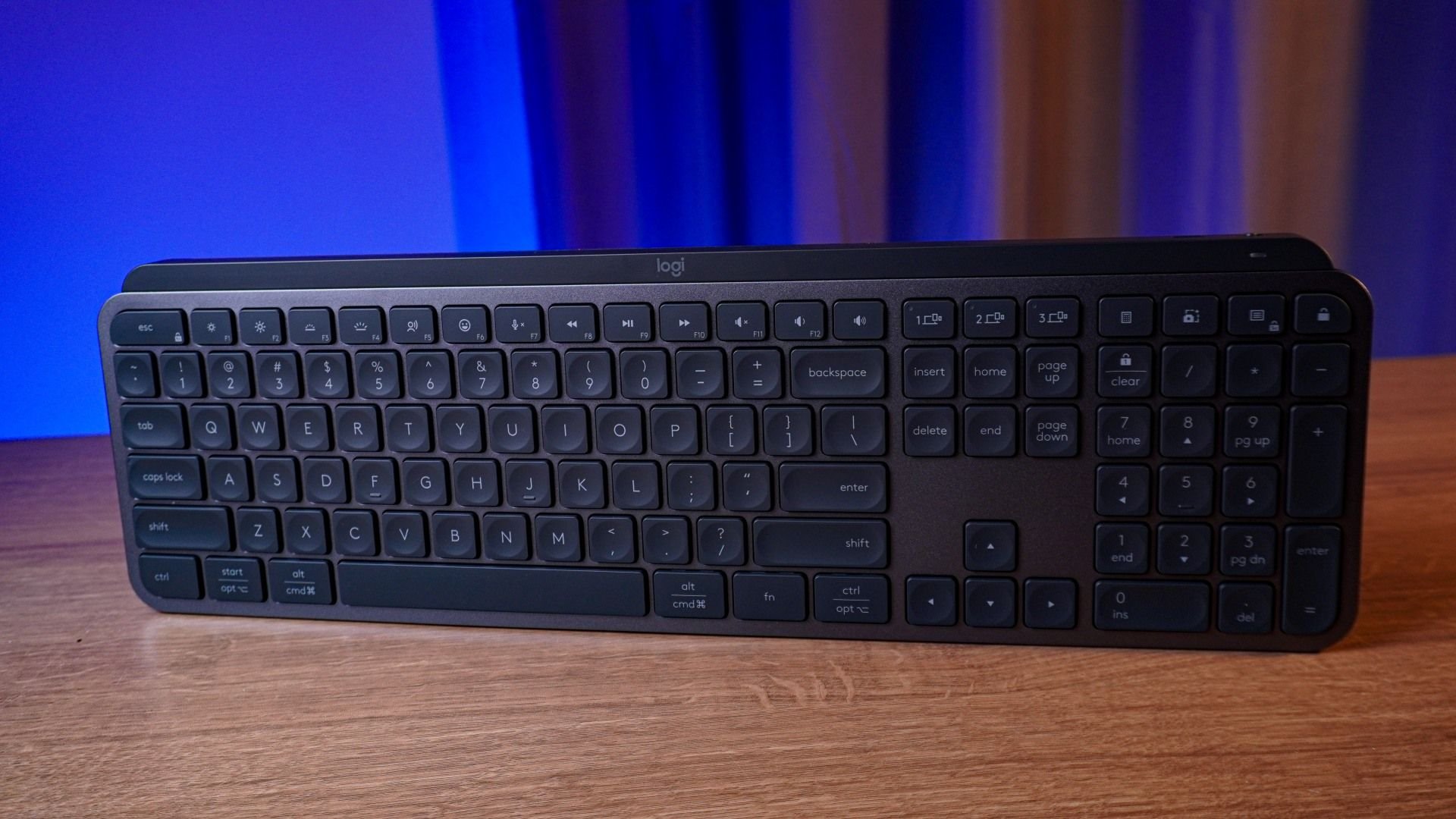 Logitech MX Keys S vale a pena? Teclado para trabalho surpreende (Review) A Logitech é extremamente cobiçada pelo seu extenso portfólio de periféricos gamer de alta qualidade e no Brasil figura entre as marcas favoritas dos consumidores de entrada e topo de linha. No cenário profissional as coisas não são tão diferentes e talvez até mais interessantes para a companhia, que tem um dos melhores teclados para produtividade: o Logitech MX Keys S. logitech-mx-keys-s-visao-frontal