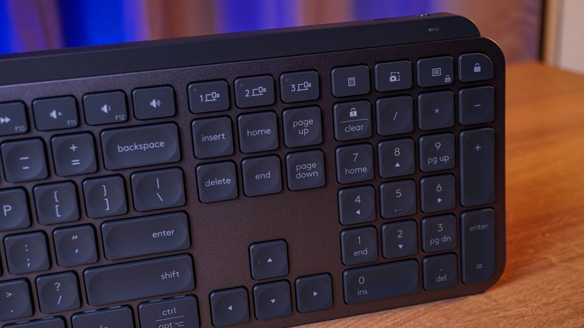 Logitech MX Keys S vale a pena? Teclado para trabalho surpreende (Review) A Logitech é extremamente cobiçada pelo seu extenso portfólio de periféricos gamer de alta qualidade e no Brasil figura entre as marcas favoritas dos consumidores de entrada e topo de linha. No cenário profissional as coisas não são tão diferentes e talvez até mais interessantes para a companhia, que tem um dos melhores teclados para produtividade: o Logitech MX Keys S. logitech-mx-keys-s-conectividade