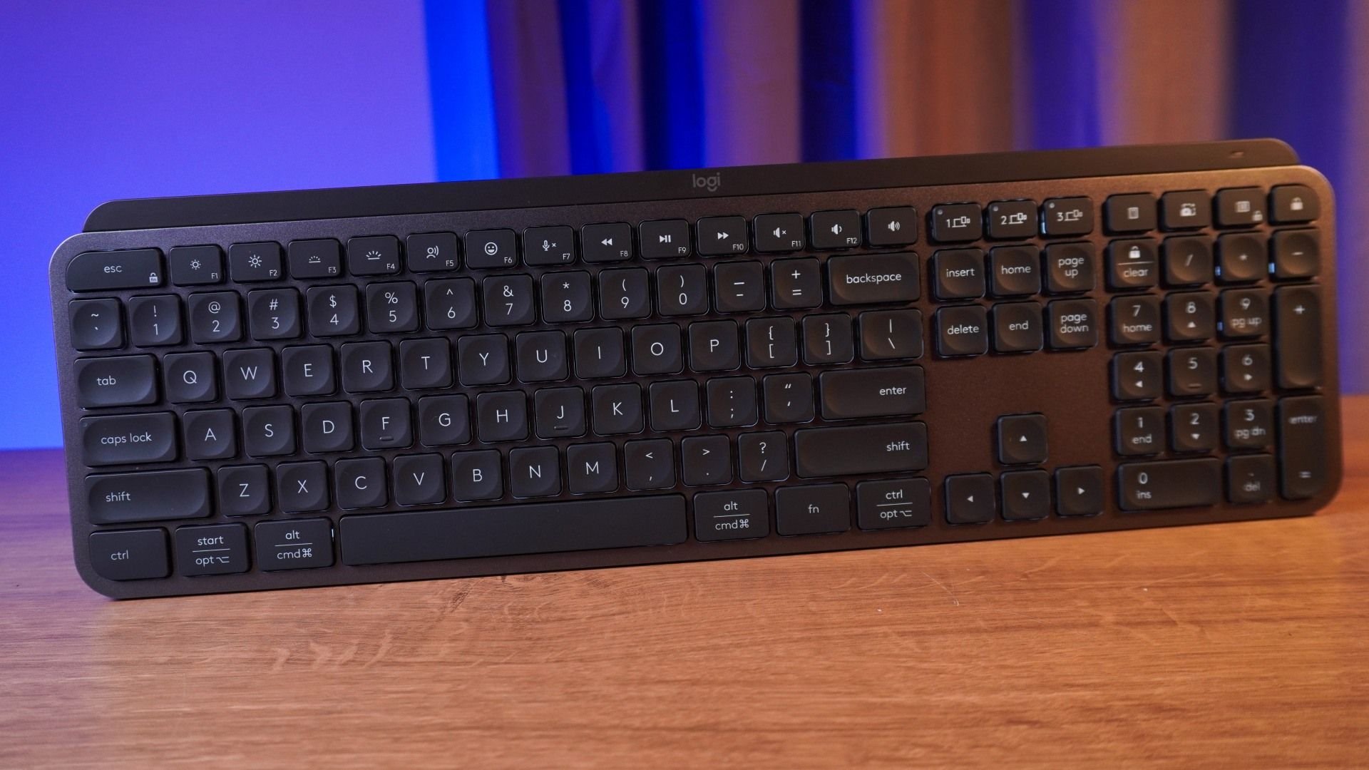 Logitech MX Keys S vale a pena? Teclado para trabalho surpreende (Review) A Logitech é extremamente cobiçada pelo seu extenso portfólio de periféricos gamer de alta qualidade e no Brasil figura entre as marcas favoritas dos consumidores de entrada e topo de linha. No cenário profissional as coisas não são tão diferentes e talvez até mais interessantes para a companhia, que tem um dos melhores teclados para produtividade: o Logitech MX Keys S. logitech-mx-keys-s-vale-a-pena