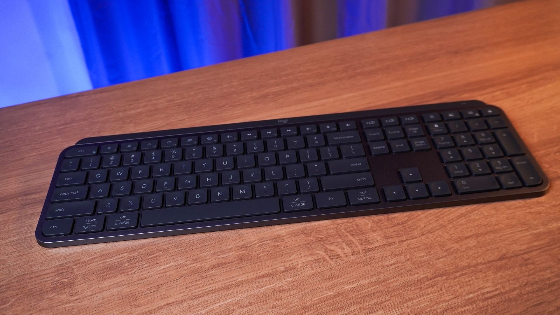 Logitech MX Keys S vale a pena? Teclado para trabalho surpreende (Review) A Logitech é extremamente cobiçada pelo seu extenso portfólio de periféricos gamer de alta qualidade e no Brasil figura entre as marcas favoritas dos consumidores de entrada e topo de linha. No cenário profissional as coisas não são tão diferentes e talvez até mais interessantes para a companhia, que tem um dos melhores teclados para produtividade: o Logitech MX Keys S. logitech-mx-keys-s-corpo