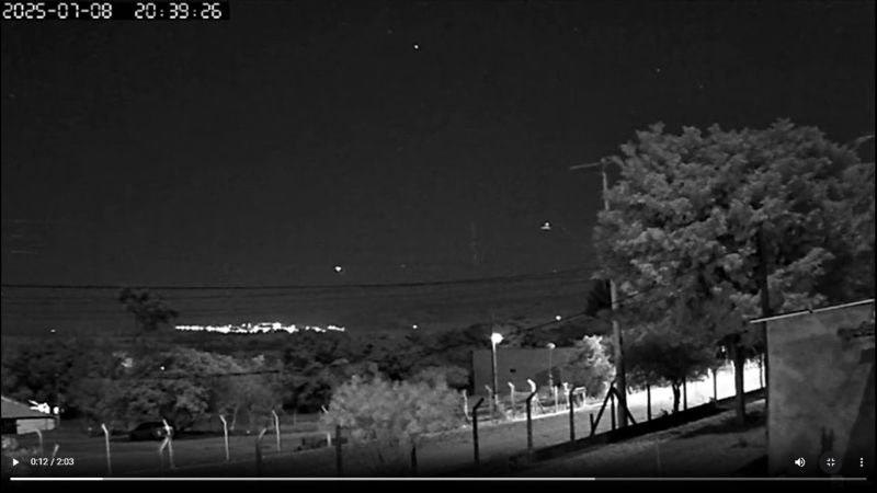 OVNI em Piracicaba: o que era o estranho objeto visto no céu? Uma câmera com sensor infravermelho flagrou um Objeto Voador Não Identificado (OVNI) se movimentando no céu da cidade de São Pedro, na região metropolitana de Piracicaba, no interior de São Paulo, deixando os moradores intrigados. O que seriam as luzes registradas no último dia 8 de julho? camera-gravando-o-ceu