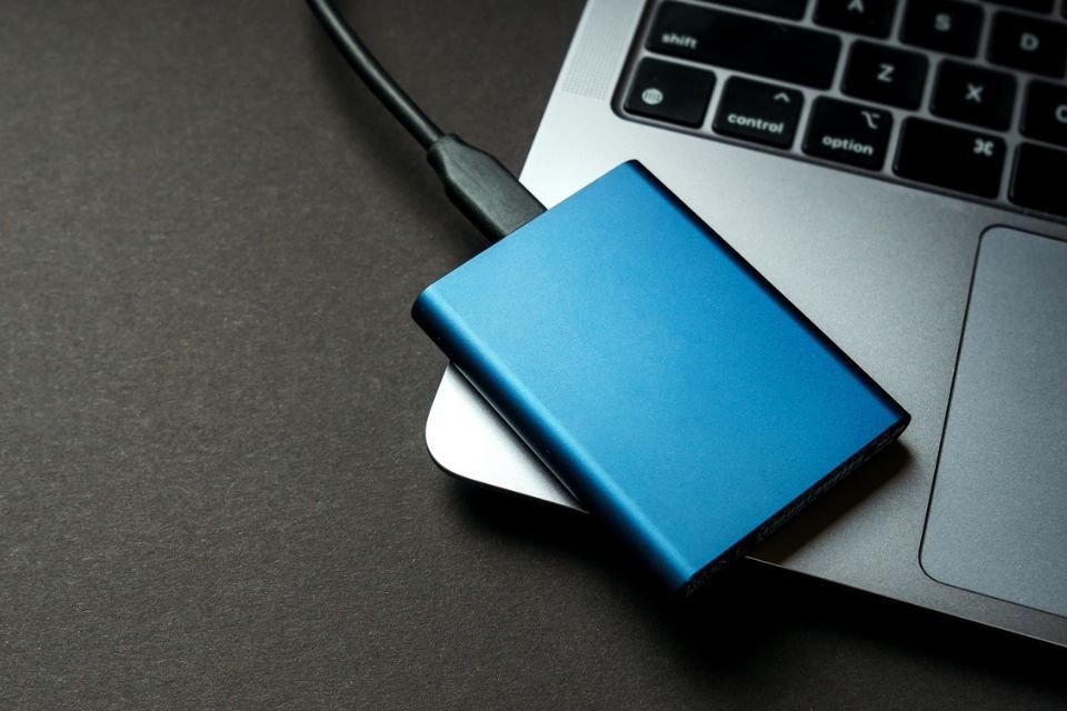 SSDs com até 51% OFF na Shopee: Mancer, Pichau, TGT e mais de até 2 TB em oferta O SSD (Solid State Drive) é uma das soluções mais eficientes para quem busca desempenho superior e agilidade no uso do computador. Ao substituir os antigos HDs mecânicos, os SSDs oferecem velocidades de leitura e gravação muito mais rápidas, o que resulta em inicializações instantâneas, carregamentos ágeis e maior fluidez em tarefas do dia a dia ou uso profissional. ssds-em-oferta-na-shopee.jpg